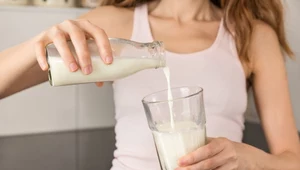 Lekarka ostrzega przed niepasteryzowanym mlekiem. W tle poważne choroby zakaźne