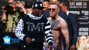 Floyd Mayweather jr (z lewej) i Conor McGregor