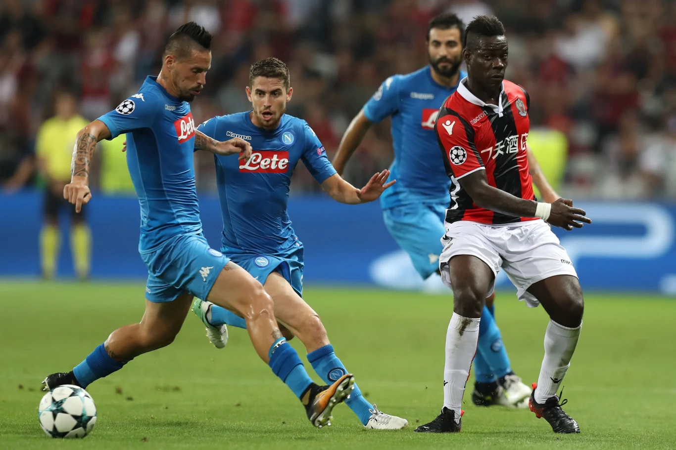 Mario Balotelli (z prawej) był kompletnie bezradny na tle neapolitańskiej defensywy Mario Balotelli (z prawej) był kompletnie bezradny na tle neapolitańskiej defensywy