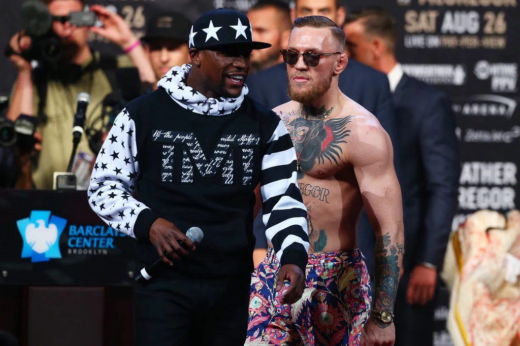 Floyd Mayweather jr (z lewej) i Conor McGregor Floyd Mayweather jr (z lewej) i Conor McGregor