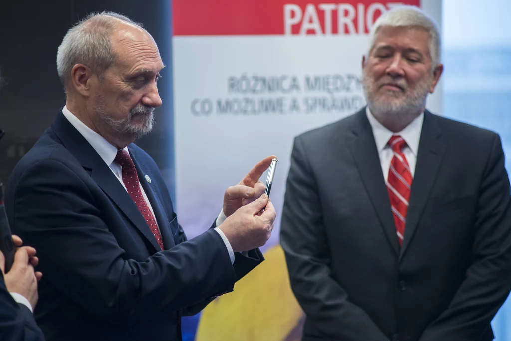 Podpisanie Listu Intencyjnego pomiędzy firmami Autosan i Raytheon a Polską Grupą Zbrojeniową. Na zdjęciu Antoni Macierewicz i John Baird