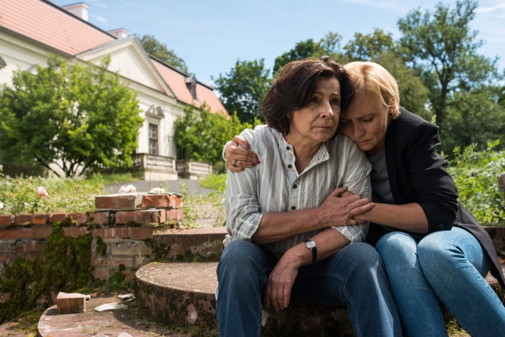 Z kolei szanowana chirurg dziecięcy - Teresa (Dorota Kolak) przez picie straciła rodzinę, została jej tylko praca w szpitalu, w którym jest ordynatorem. Sytuacja wymyka się spod kontroli, kiedy w ciągu alkoholowym przychodzi na dyżur. Problemy kobiet narastają, wpędzając bohaterki i ich bliskich w poważne niebezpieczeństwa. W końcu każda z nich sięgnie dna, czy jednak każdej uda się od niego odbić?