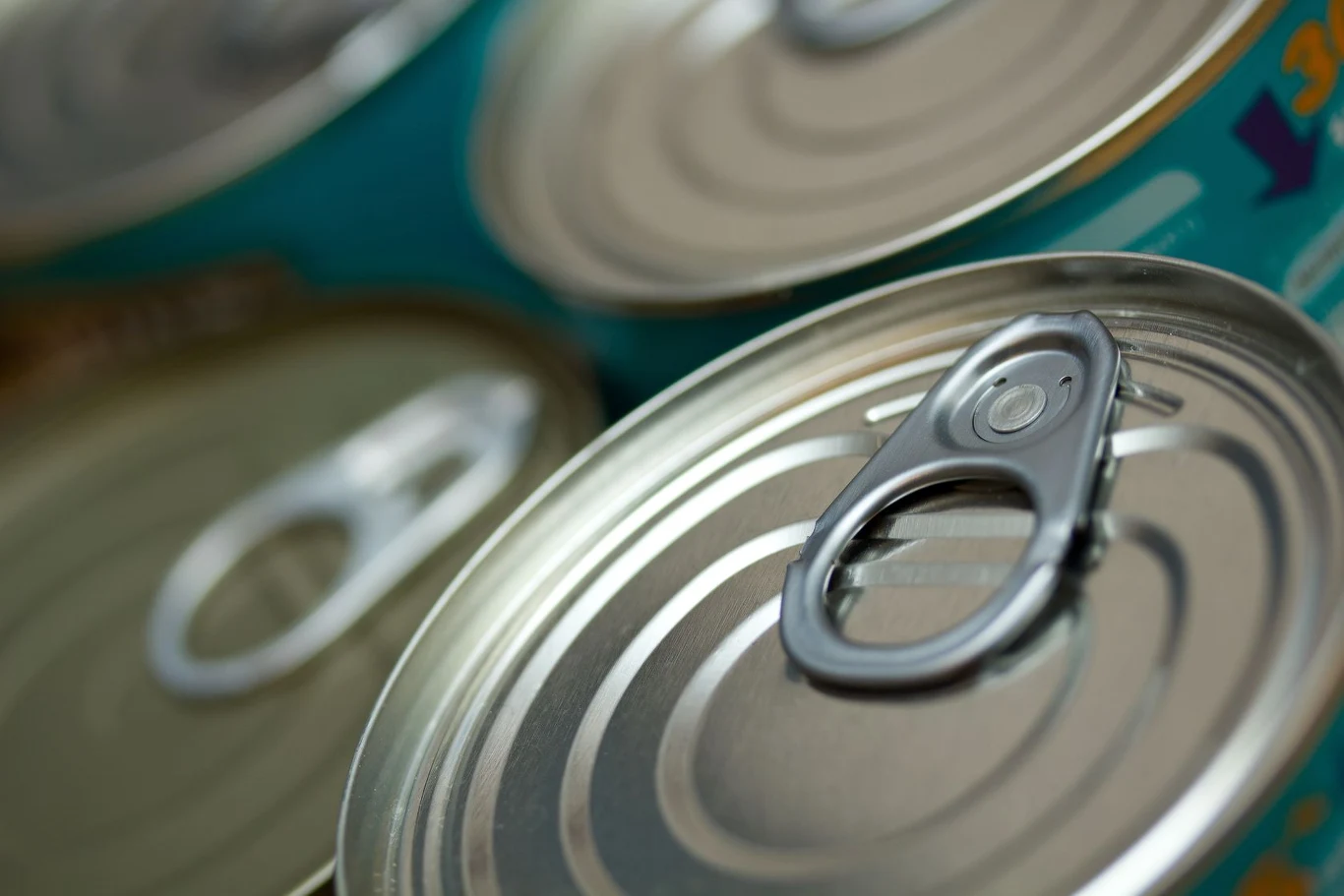 Bisfenol A stosuje się między innymi podczas produkcji opakowań PET, niektórych pojemników na żywność oraz puszek aluminiowych Bisfenol A stosuje się między innymi podczas produkcji opakowań PET, niektórych pojemników na żywność oraz puszek aluminiowych