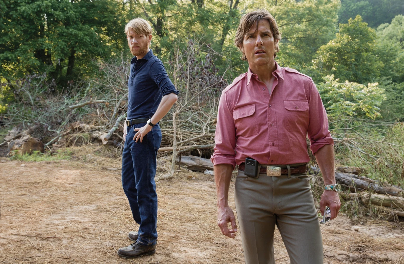 Domhnall Gleeson i Tom Cruise w scenie z filmu "Barry Seal: Król przemytu"