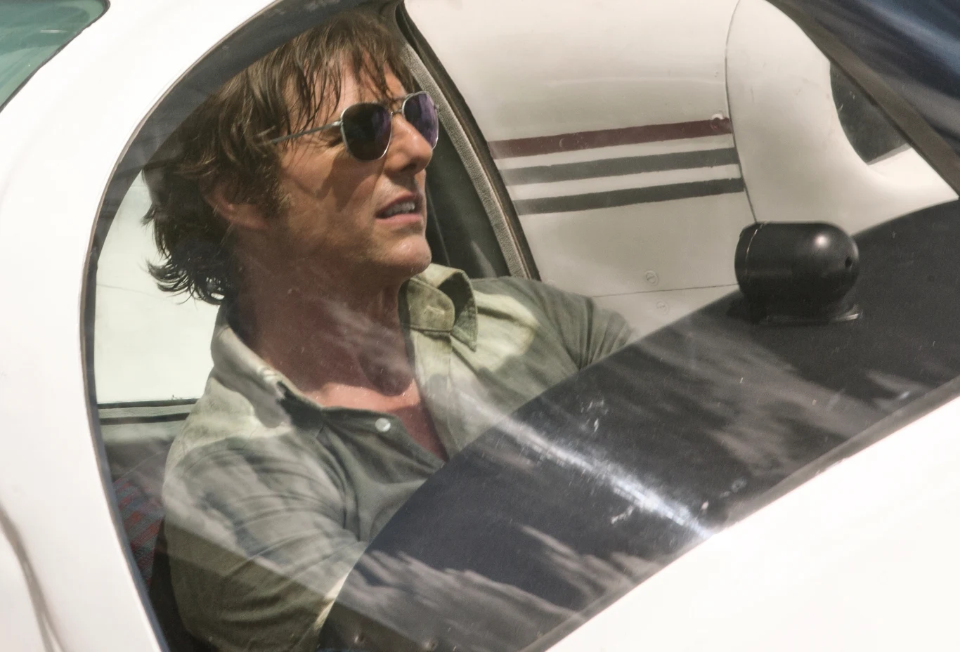 Tom Cruise w scenie z filmu "Barry Seal: Król przemytu"