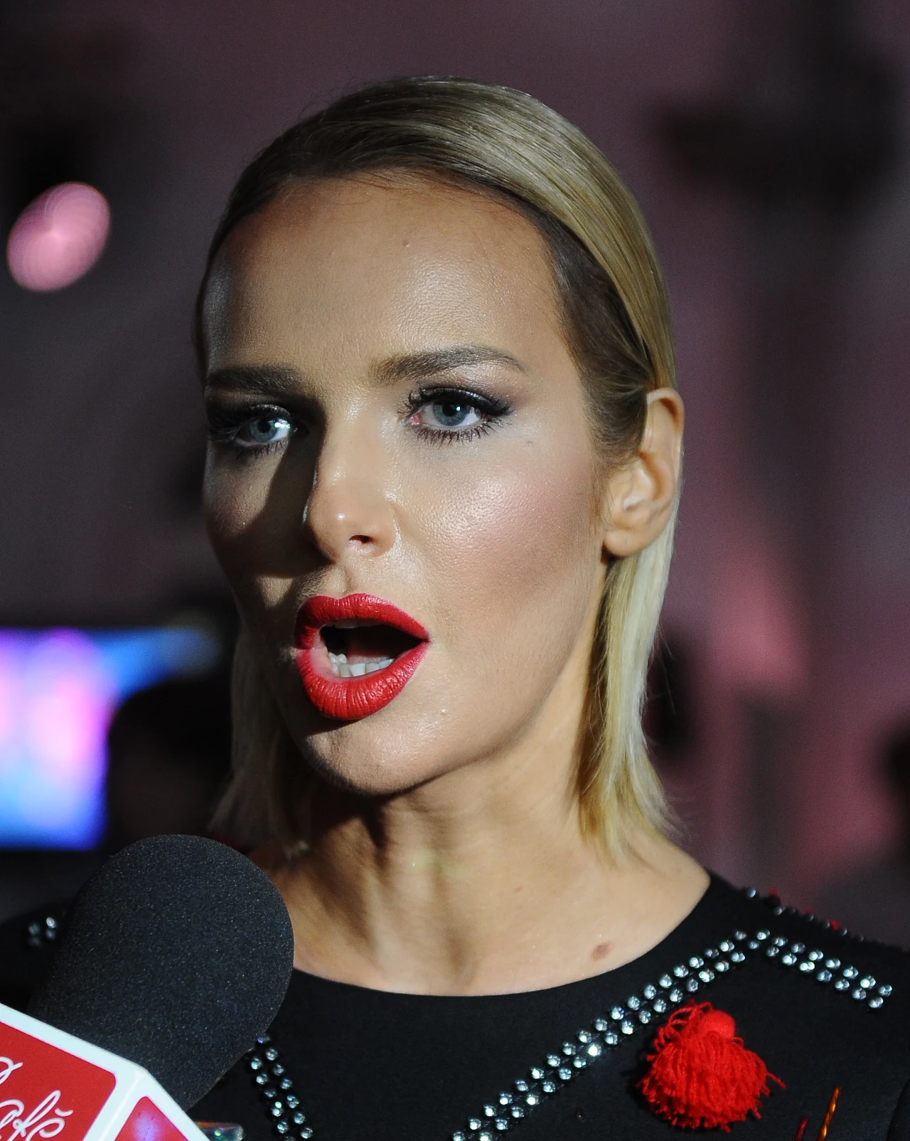 Magda Mielcarz chętnie udziela wywiadów Magda Mielcarz chętnie udziela wywiadów