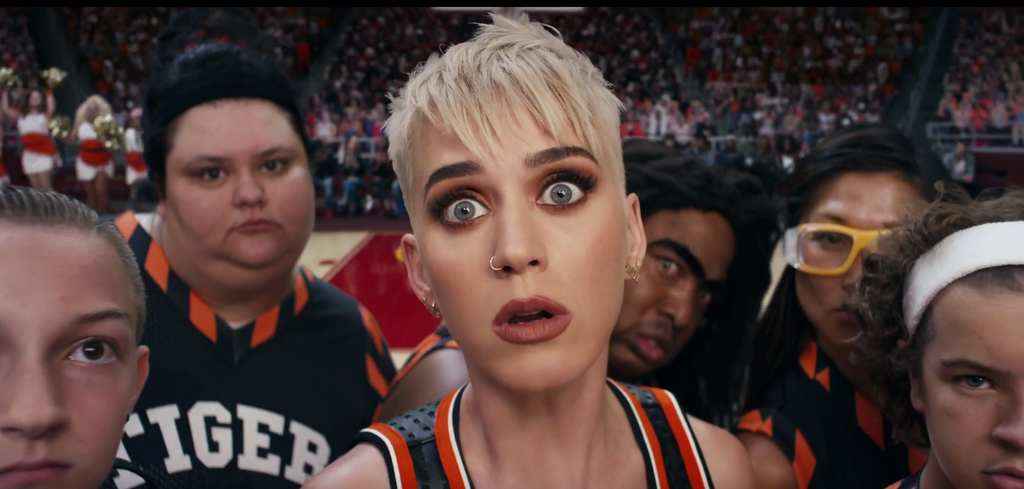 Katy Perry i jej dużyna w klipie "Swish Swish"