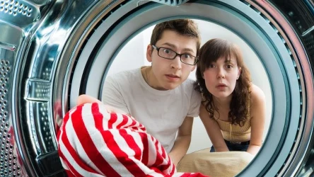 Żadna soda czy ocet. Wrzuć to do pralki, a pozbędziesz się brzydkiego zapachu