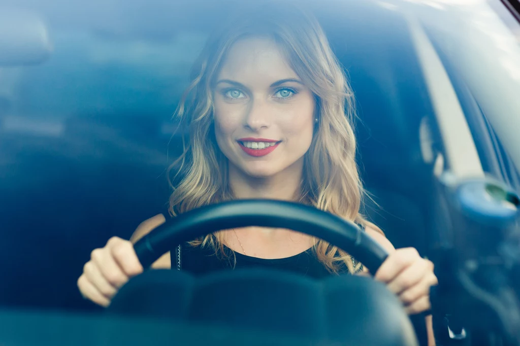 Kobiety powodują mniej wypadków, ponieważ za kierownicą są bardziej uważne i jeżdżą ostrożnej od mężczyzn.