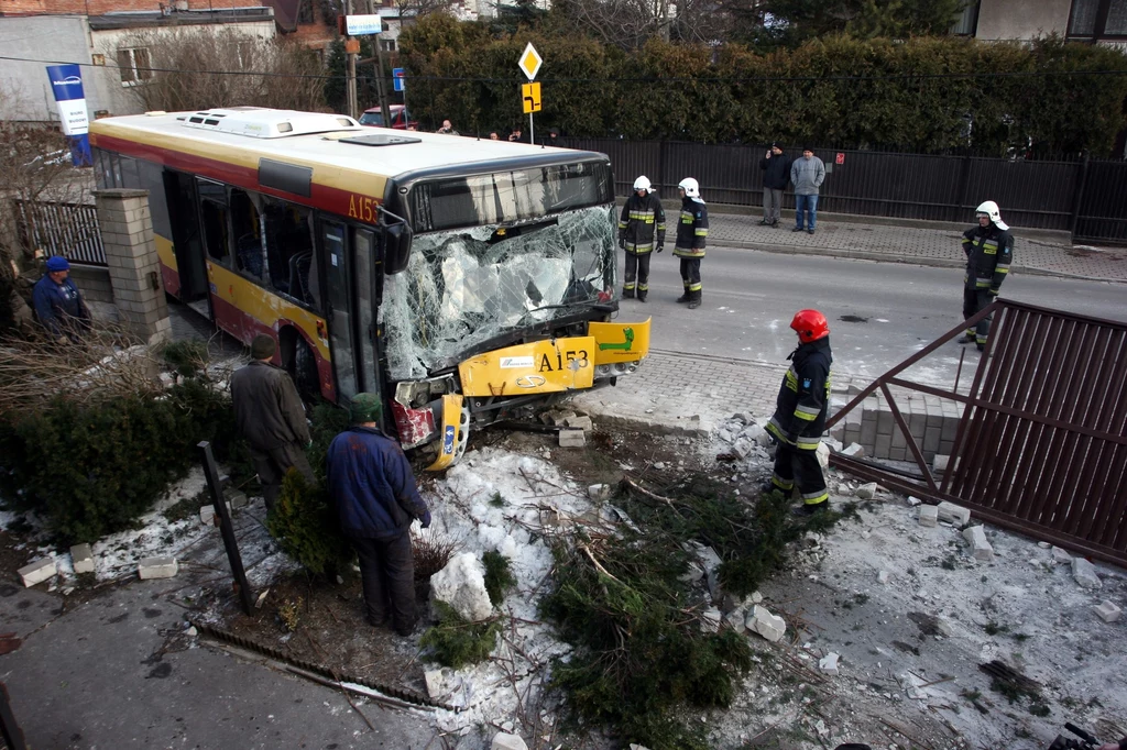 Kierowca tego autobusu zasłabł i uderzył w dom jednorodzinny