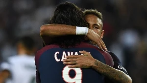 Edinson Cavani w objęciach Neymara