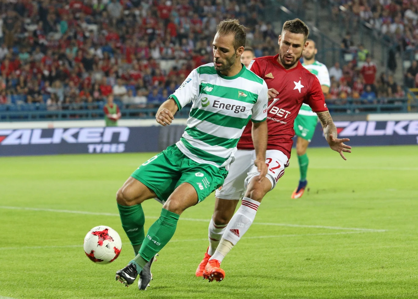 Marco Paixao (z lewej) w starciu z Ivanem Gonzalezem