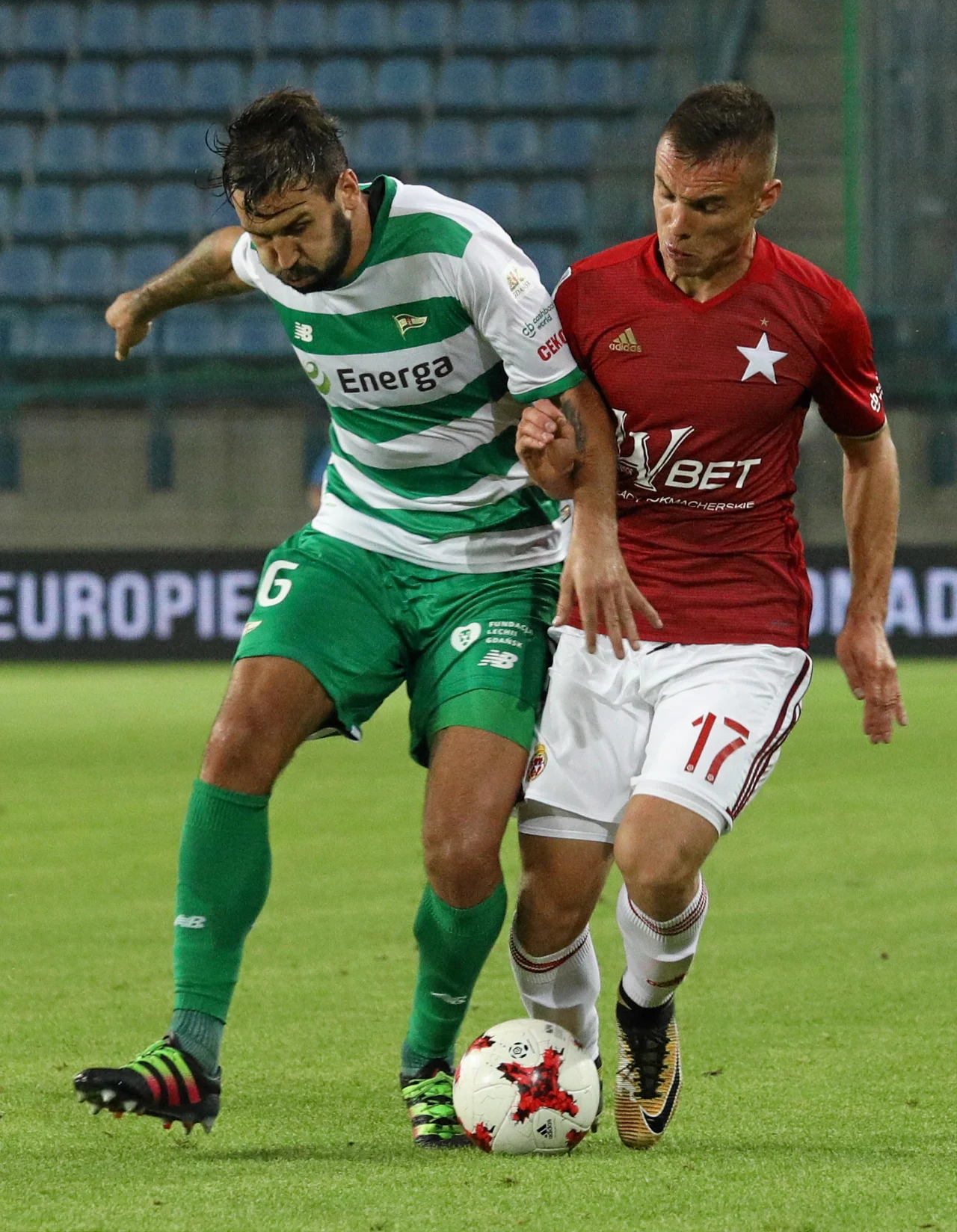 Błażej Augustyn (z lewej) w pojedynku z Jakubem Bartoszem (z prawej)