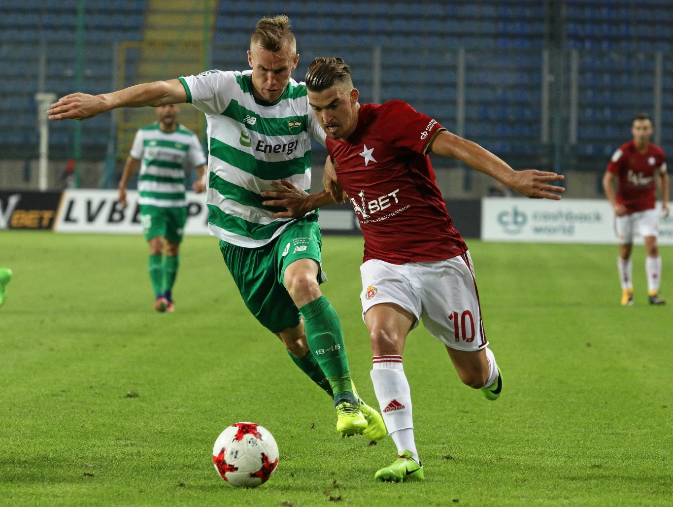 Paweł Stolarski (z lewej) w pojedynku biegowym z Carlitosem Lopezem