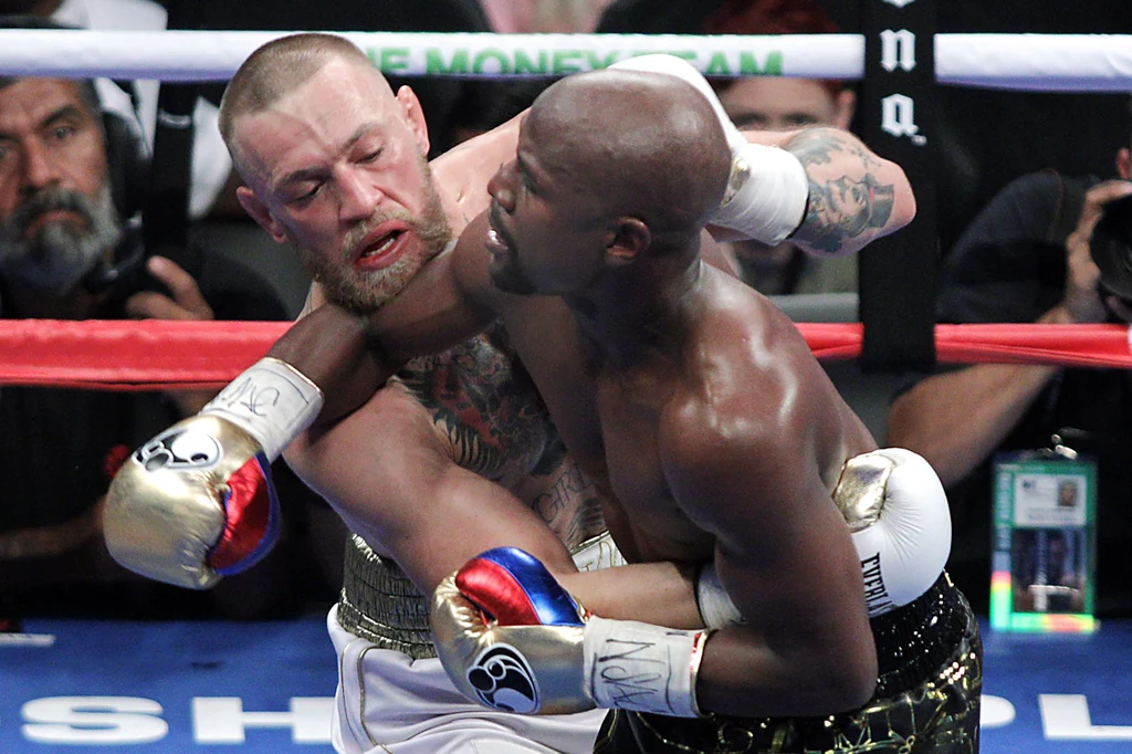 Mayweather (z prawej) pokonał McGregora w 10. rundzie Mayweather (z prawej) pokonał McGregora w 10. rundzie