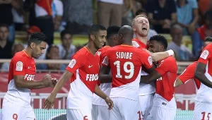 Kamil Glik tonie w objęciach kolegów po zdobyciu bramki