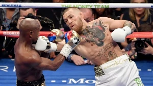 Conor McGregor (z prawej) zasłużył na ciepłe słowa prezydenta UFC Dana White'a
