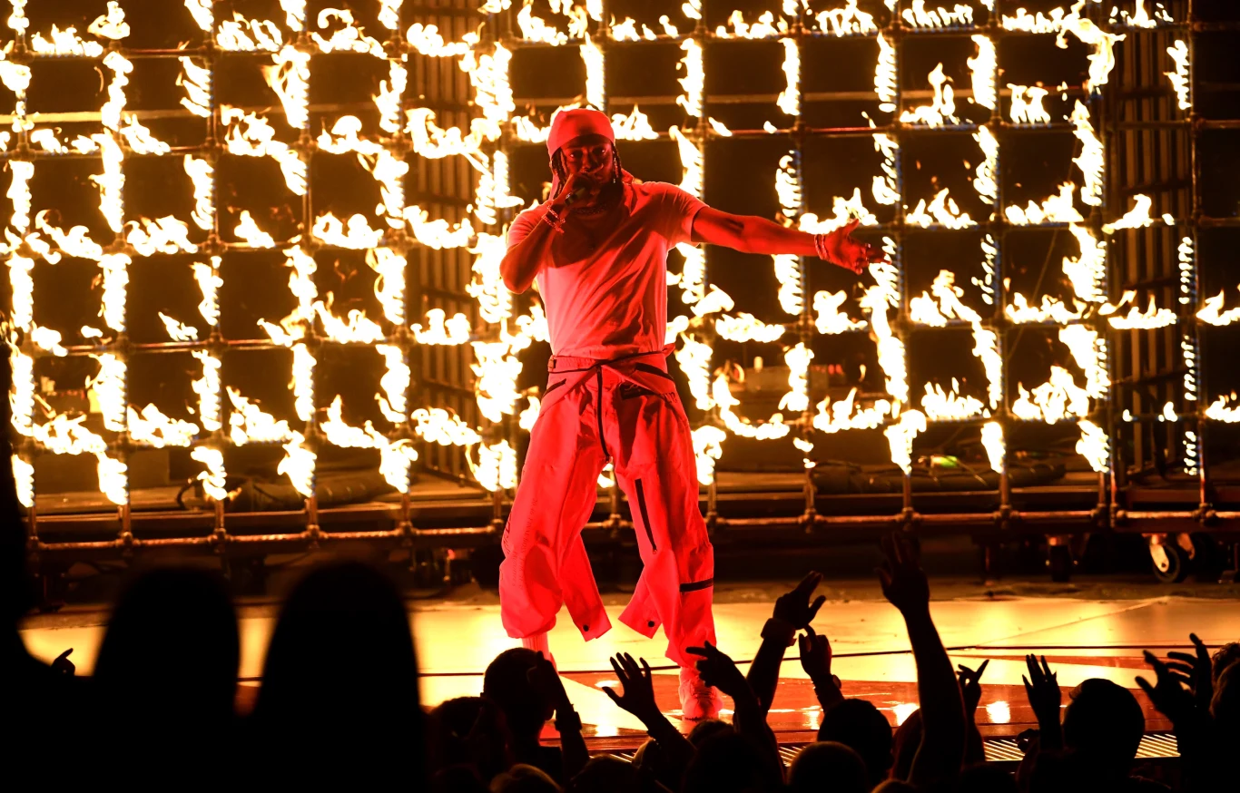 27 sierpnia w Inglewood odbyła się ceremonia wręczenia nagród MTV VMA. Na scenie wystąpili m.in. Kendrick Lamar (na zdjęciu), Ed Sheeran, Lorde, Katy Perry i Miley Cyrus. Galę poprowadziła Katy Perry.
