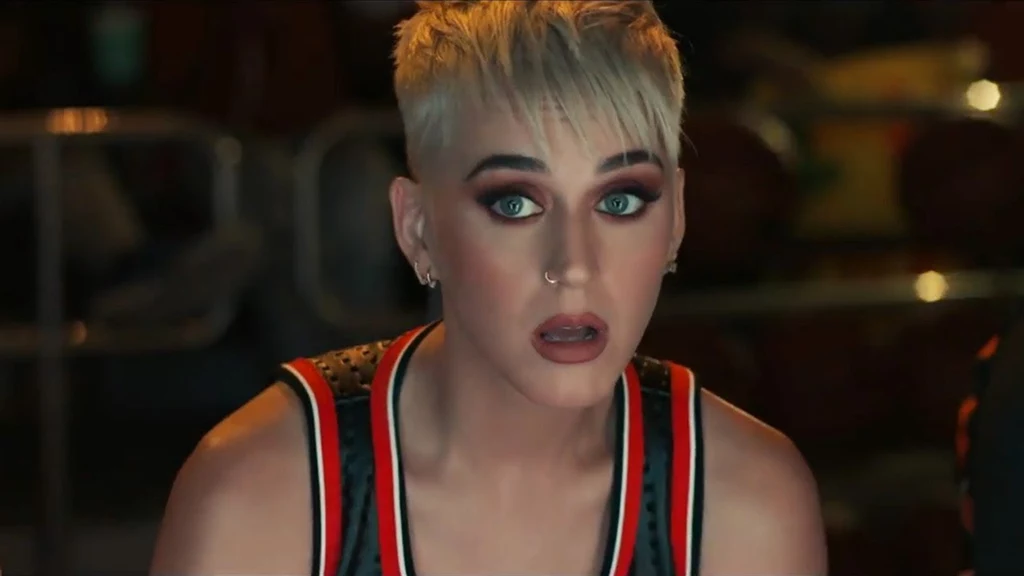 Katy Perry w teledysku "Swish Swish"