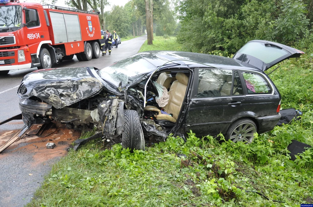 Samochód uderzył w drzewo