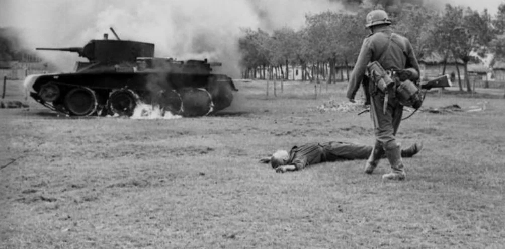 Zniszczony czołg BT-7 podczas operacji "Barbarossa" w czerwcu 1941 roku