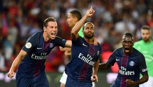 Grzegorz Krychowiak (z lewej) z Lucasem Mourą i Blaisem Matuidim cieszy się z bramki dla PSG