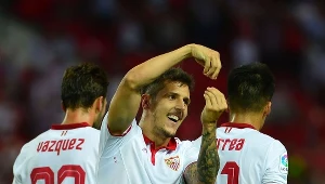 Stevan Jovetić celebruje bramkę dla Sevilli