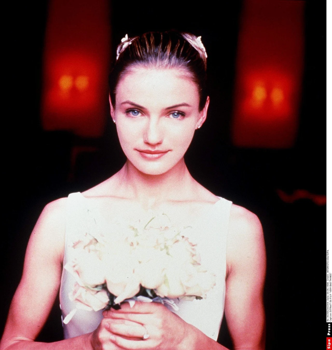 Za sprawą roli Tiny Carlyle zdobyła kilka nagród, została ogłoszona nowym symbolem seksu, a przede wszystkim z dnia na dzień stała się sławna. 

Pojawienie się w filmie Chucka Russella poskutkowało też kolejnymi aktorskimi propozycjami. Diaz przez kolejne trzy lata unikała jednak ofert pochodzących z dużych wytwórni, za to chętnie przyjmowała role w produkcjach niezależnych. 

W 1996 roku Diaz miała się wcielić w Sonyę Blade w ekranizacji popularnej gry komputerowej "Mortal Kombat", ale podczas treningów złamała rękę i musiała zrezygnować. Po okresie rekonwalescencji uznała, że już najwyższy czas ponownie spróbować swoich sił w kinie "głównego nurtu" i przyjęła propozycję zagrania w filmie P.J. Hogana "Mój chłopak się żeni", którego gwiazdą była Julia Roberts.