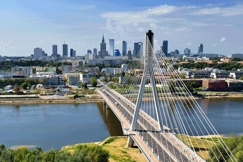 Gdy w ciągu dnia  centrum Warszawy z drapaczami chmur żyje w pośpiechu i zgiełku, tu, na bulwarach, można odpocząć nad wolno  i majestatycznie  płynącą Wisłą