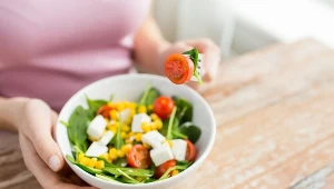 W mindful eating chodzi o odpowiednie podejście do jedzenia, od wygodnego siedzenia, i powolnego żucia, poprzez świadome monitorowanie uczucia głodu i sytości