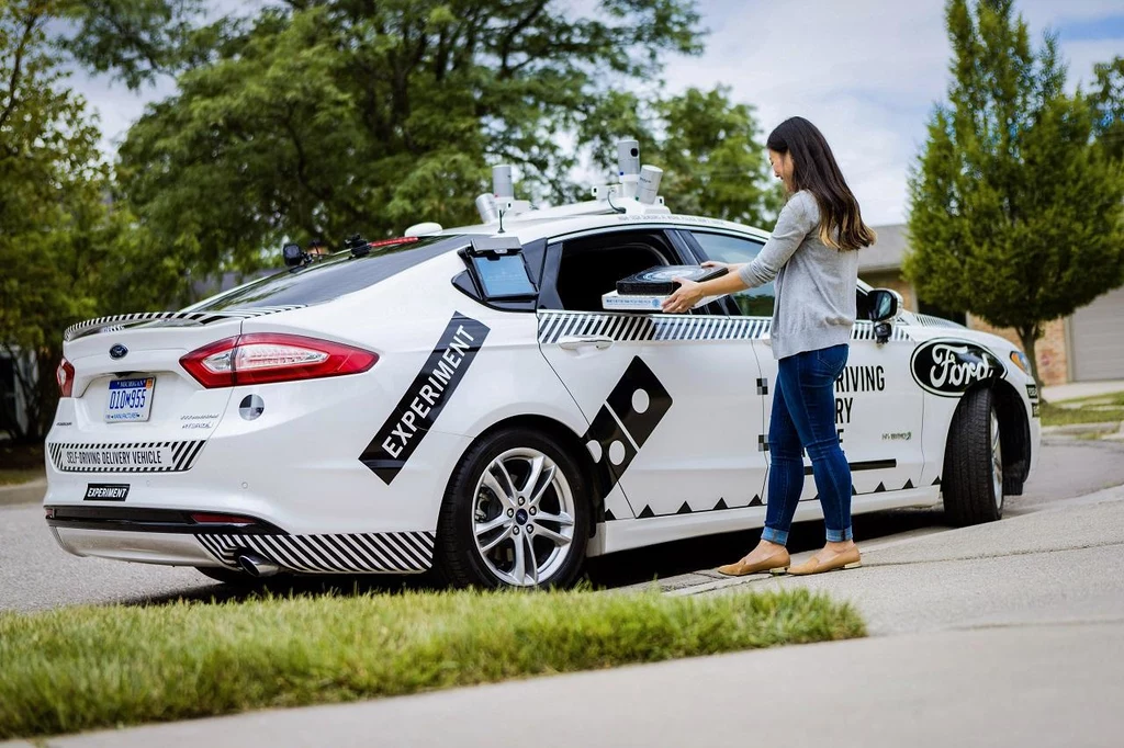 Autonomiczny Ford Fusion (Mondeo) z pizzą