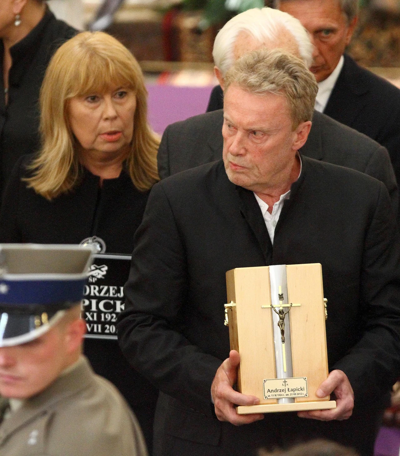 Zuzanna Łapicka-Olbrychska i Daniel Olbrychski na pogrzebie Andrzeja Łapickiego, 2012 r. Zuzanna Łapicka-Olbrychska i Daniel Olbrychski na pogrzebie Andrzeja Łapickiego, 2012 r.