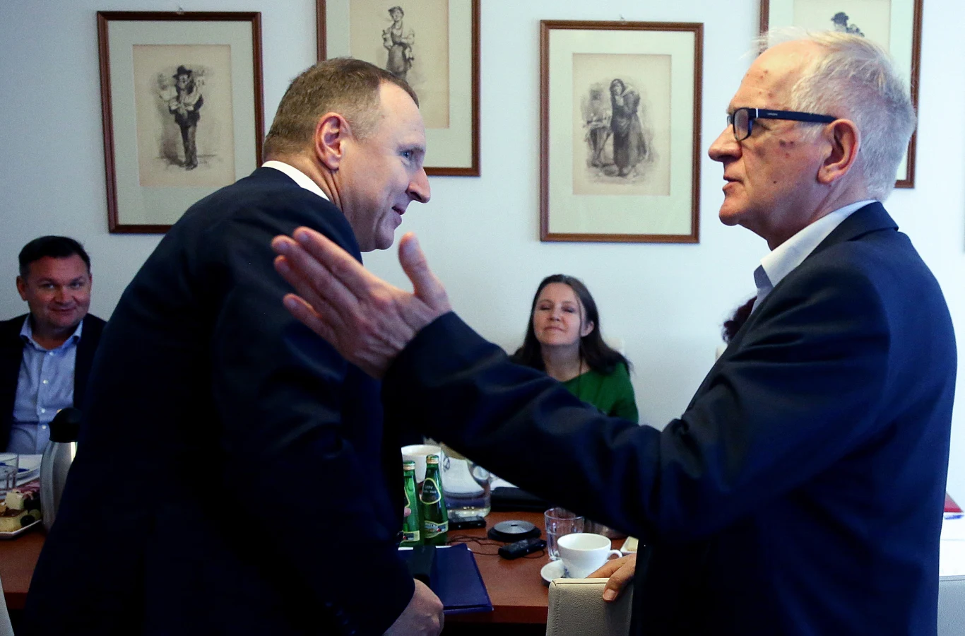 Przewodniczący Rady Mediów Narodowych Krzysztof Czabański (P) i prezes TVP Jacek Kurski (L) podczas posiedzenia RMN Przewodniczący Rady Mediów Narodowych Krzysztof Czabański (P) i prezes TVP Jacek Kurski (L) podczas posiedzenia RMN