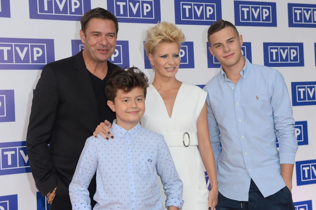 Adam Zdrójkowski z serialowymi rodzicami i bratem