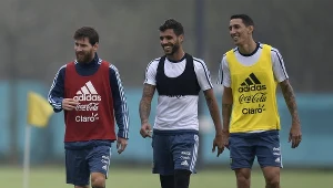 Leo Messi (z lewej) i Angel Di Maria (z prawej) podczas treningu reprezentacji Argentyny