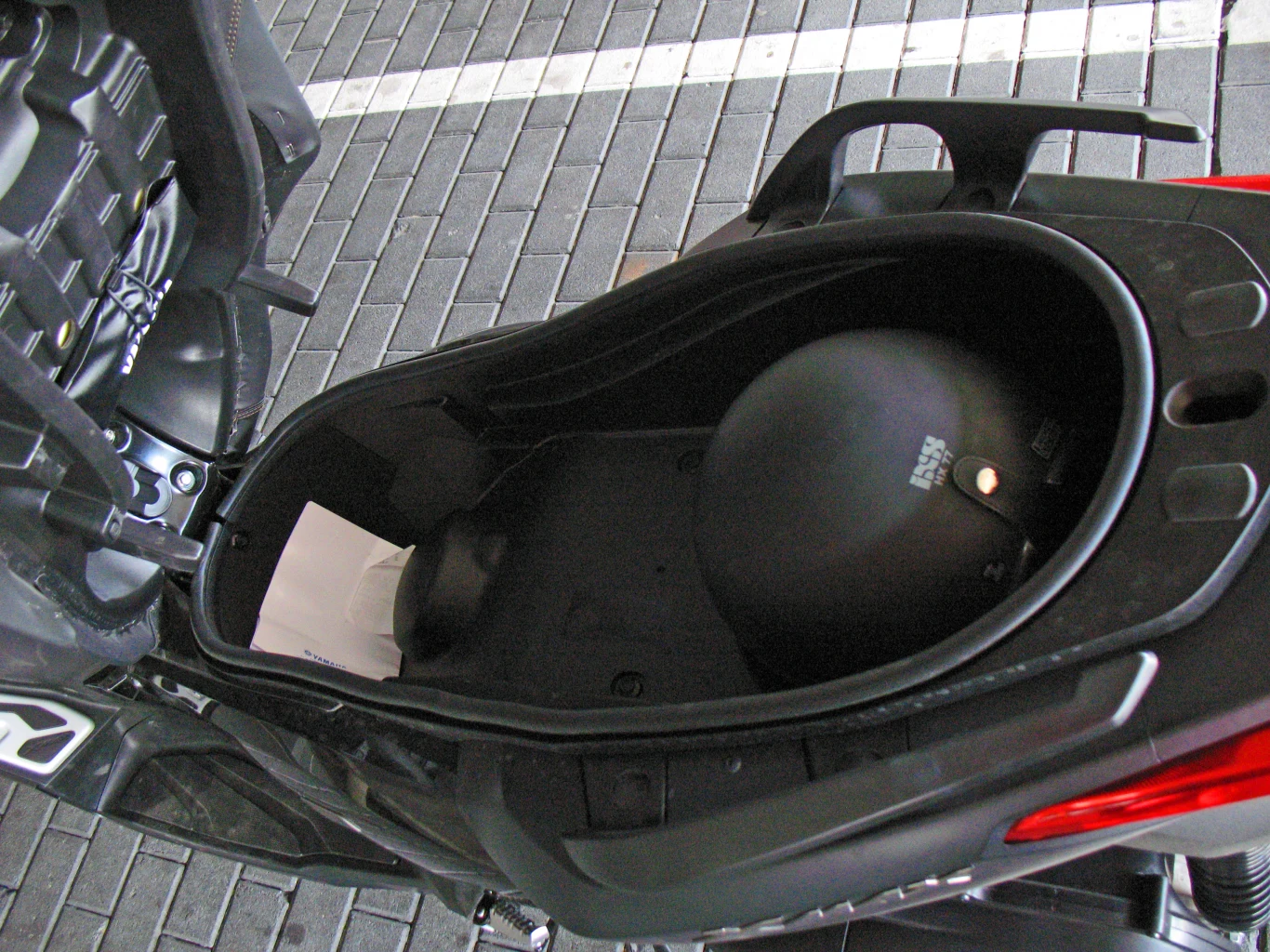 Miejsce na kask i drobiazgi pod siedziskiem znajdziemy głównie w skuterach Miejsce na kask i drobiazgi pod siedziskiem znajdziemy głównie w skuterach