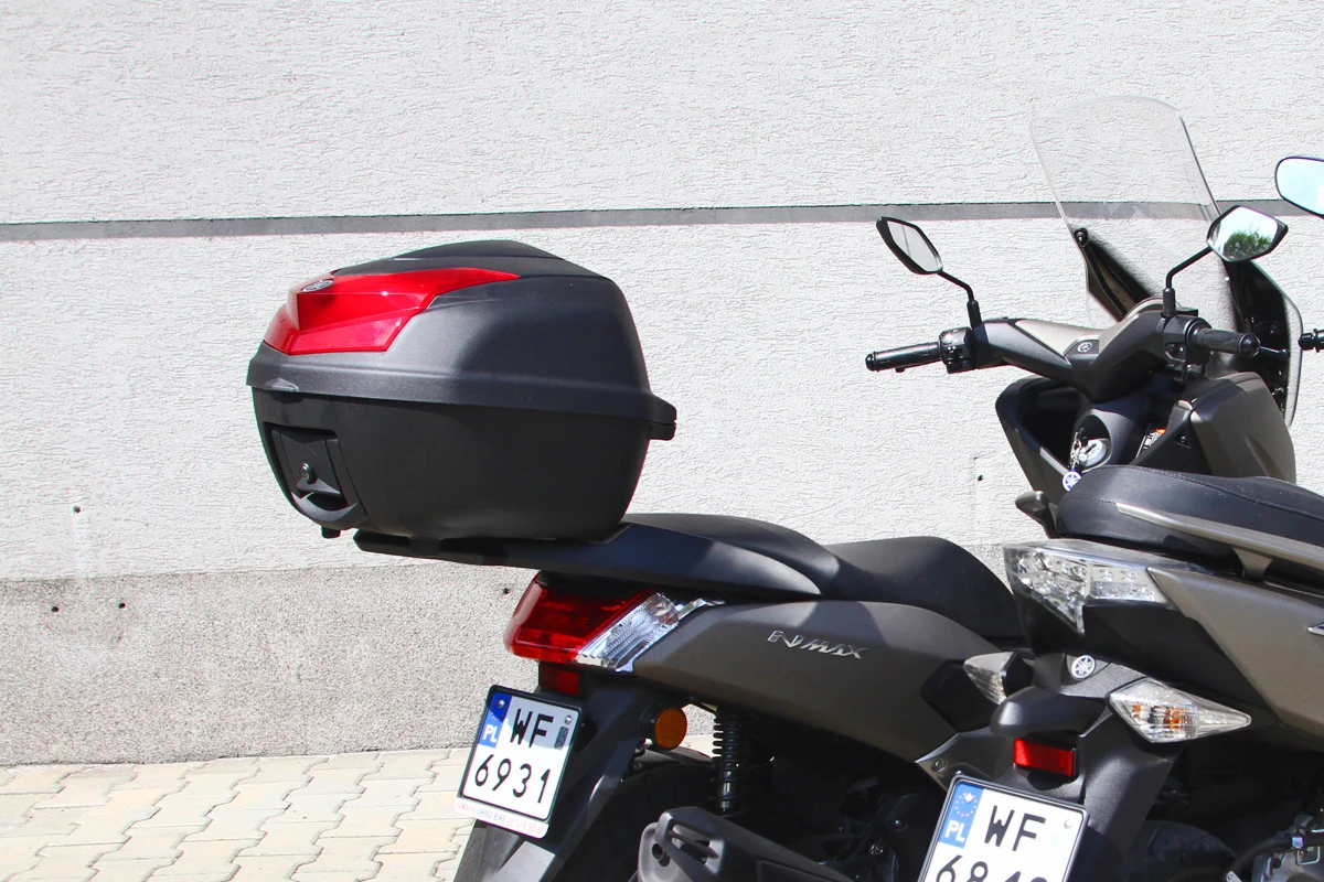 Kufer nie tylko zapewnia dodatkowe miejsce na bagaż, ale można go uzupełnić o oparcie dla pasażera Kufer nie tylko zapewnia dodatkowe miejsce na bagaż, ale można go uzupełnić o oparcie dla pasażera