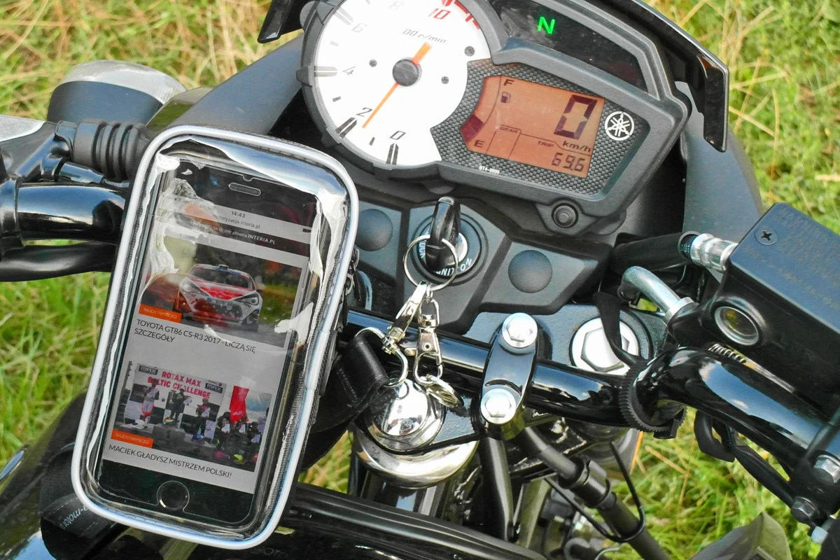 Uchwyt na smartfona z etui pozwoli na bezpieczne korzystanie z niego jako z nawigacji Uchwyt na smartfona z etui pozwoli na bezpieczne korzystanie z niego jako z nawigacji