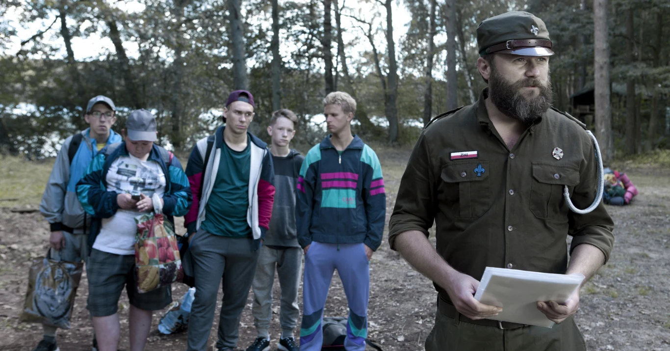 Opowieść "rozgrywa się w świecie nastolatków ery internetu i mediów społecznościowych". Bohaterami filmu są dwie grupy młodzieży z odmiennych światów.
Na zdjęciu Leszek Lichota