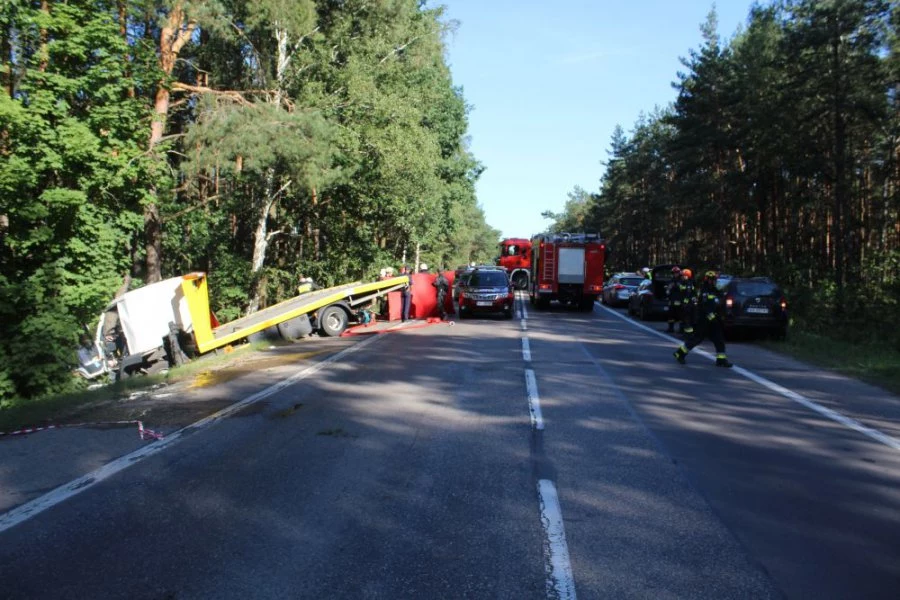 W wypadku zginęli rodzice i 2-letnie dziecko. Policja szuka świadków