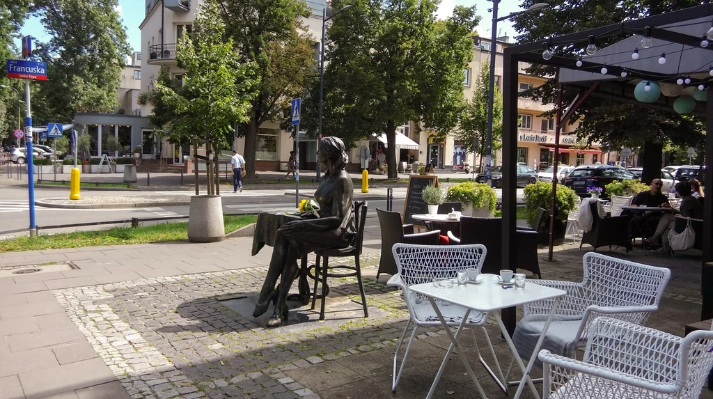 Pomnik Agnieszki Osieckiej przy Rue de Paris