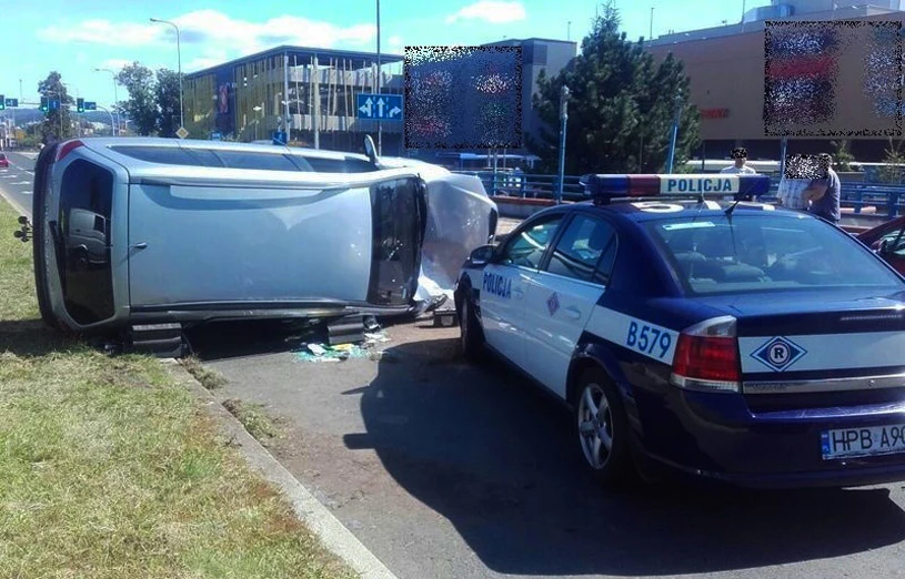 Opel Zafira uderzył w policyjnego Opla Vectrę