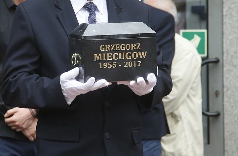 Urna z prochami dziennikarza