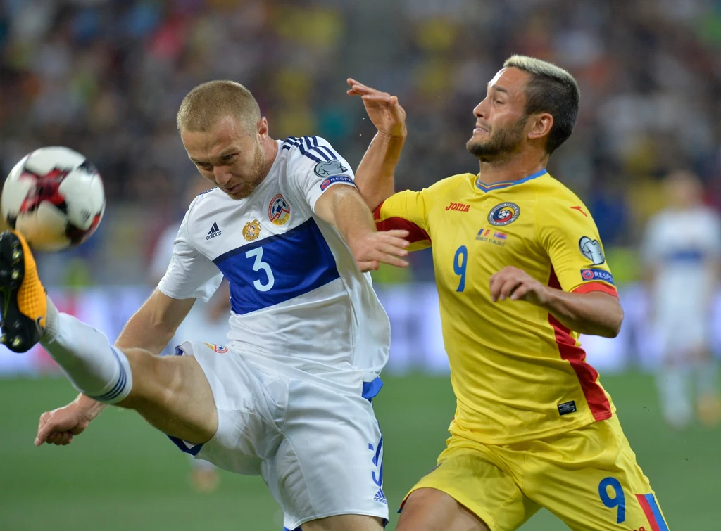 Florin Andone (z prawej) w pojedynku z Varazdatem Harojanem
