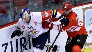  Hokeista Comarch Cracovii Peter Novajovsky (P) i Steven Pinizzotto (L) z Red Bull Monachium podczas meczu grupy G Ligi Mistrzów,.