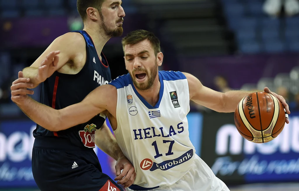 Evangelos Mantzaris (z prawej) walczy o piłkę z Francuzem Nando De Colo (z lewej) Evangelos Mantzaris (z prawej) walczy o piłkę z Francuzem Nando De Colo (z lewej)