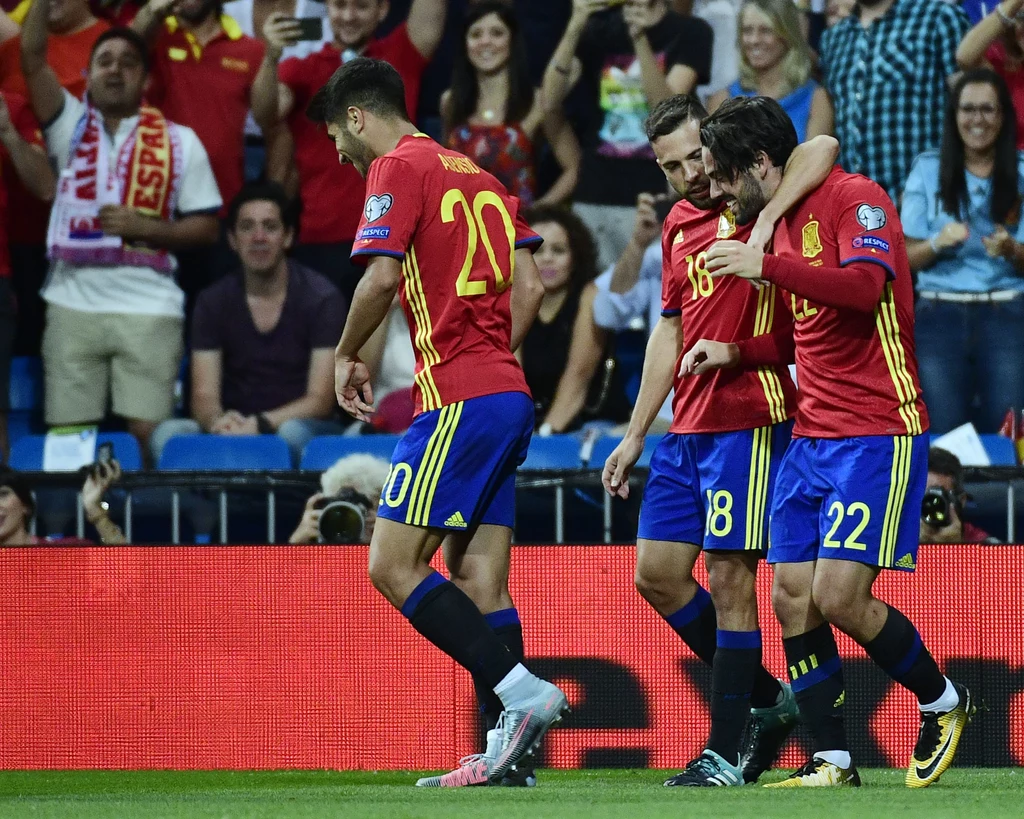 Isco świętuje zdobycie bramki z rzutu wolnego Isco świętuje zdobycie bramki z rzutu wolnego