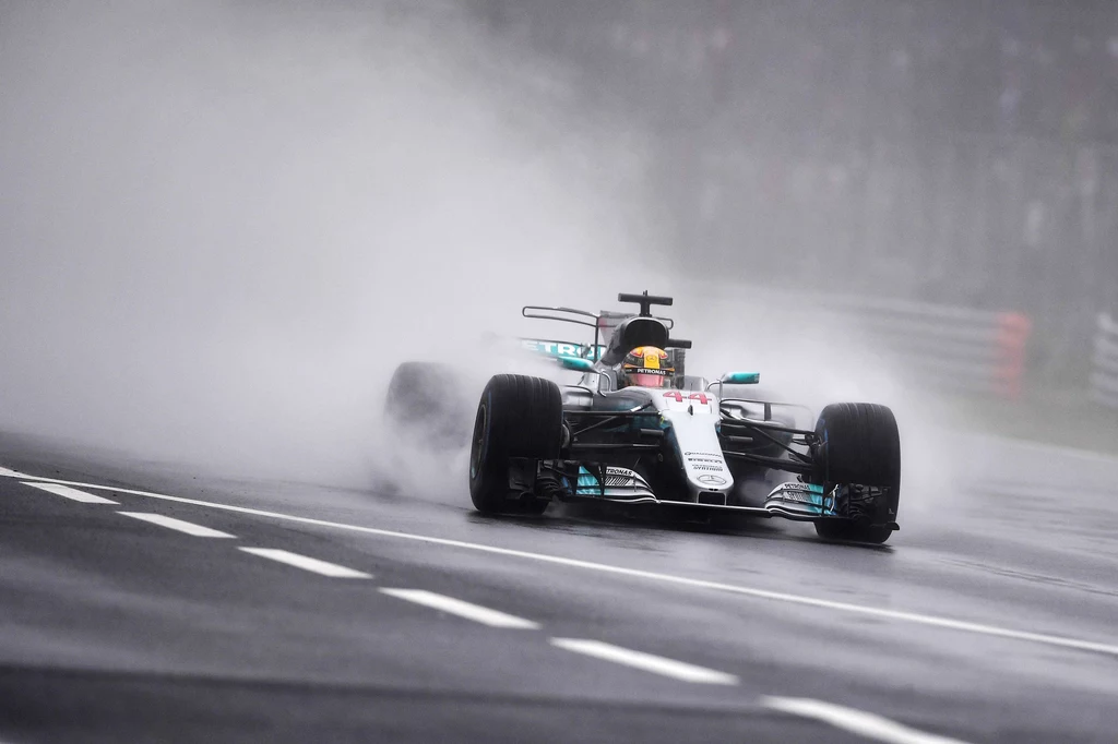 Hamilton podczas deszczowych kwalifikacji na torze Monza