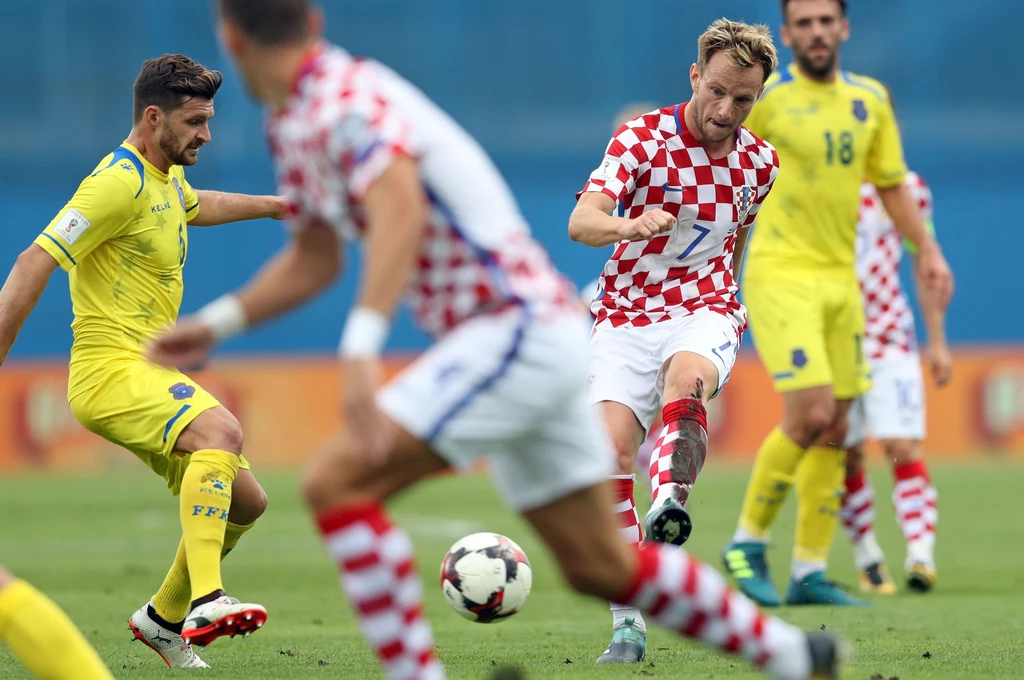 Ivan Rakitić (z prawej) w pojedynku z Enisem Alushim Ivan Rakitić (z prawej) w pojedynku z Enisem Alushim