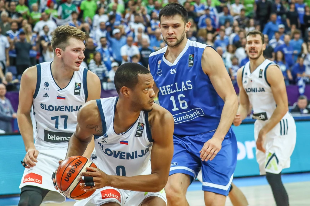Luca Doncić (z lewej) i Anthony Randolph walczą z Kostasem Papanikolaou z Grecji Luca Doncić (z lewej) i Anthony Randolph walczą z Kostasem Papanikolaou z Grecji